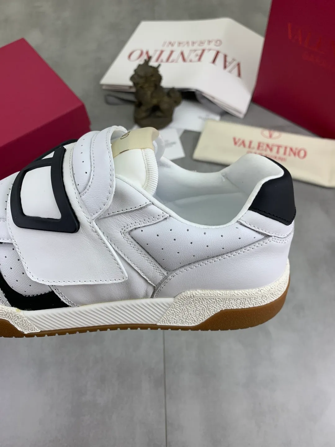Men's men's shoes 💰P640 new style latest Valentino Valentino V family new casual young fashion trend sports shoes full of vitality, no age limit, very light and comfortable on the foot, packaging, original purchase and development, production, various color combinations are eye-catching, activate the charming sunny boy, the shoe design combines coolness with daily style, full of street feeling, multi-color options!   Fabric: original material splicing/first-layer cowhide Lining: imported cowhide/original logo sweat-absorbent and breathable foot pad Outsole: TPU foam lightweight material outsole Brand injection insole Code number: 38-46 Full set of packaging Color: 3️⃣ colors available